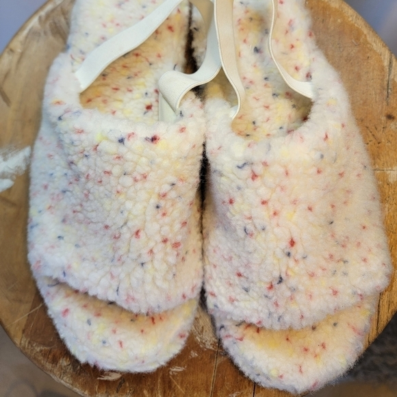 Old Navy sherpa slides multi-colored, with elastic. Size 10 - Picture 7 of 11